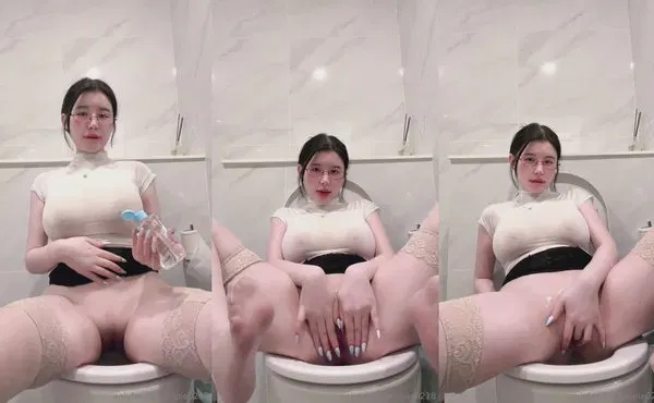 【主播网红】Cocopie0218s Quick Pussy Rub In The Toilet
