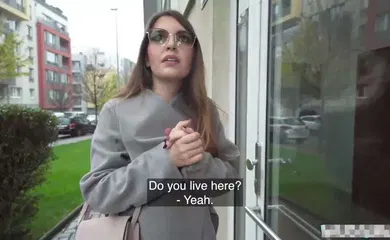 【厂牌经典】欧美搭讪~路边风衣人妻搭讪几下就带回住处用大屌在她的嫩逼里抽插猛操吞精口爆