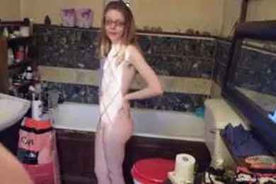 【厂牌经典】继父在浴缸里和他的继女