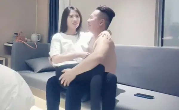 【自拍偷拍】非常爱笑的清纯开朗小美女，脱下白色短衫，近景激情交合