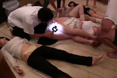 【经典有码】下药迷奸一群美女找个最漂亮的操